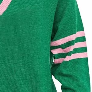 เสื้อสเวตเตอร์คอวีสีเขียวสำหรับผู้หญิง แต่งขอบสีชมพูและแถบลายที่แขนเสื้อ แบบลำลองถักนิตติ้งแขนยาว สไตล์คอลลาจ - Product Image 3