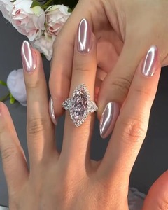 Bague en or massif 10K-18K avec trois diamants de laboratoire rose fantaisie de 5 carats, taille marquise, accents en forme de cœur et design halo vintage - Product Image 3