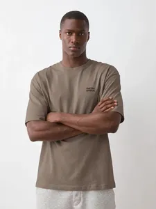 Camiseta de Manga Corta para Hombre, Color Caqui, Corte Holgado, Cuello Redondo, Logotipo Frontal Sólido, Tejido de Punto, Secado Rápido - Product Image 6