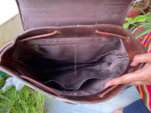 กระเป๋านักเรียนหนังวัวแกะสลักด้วยมือแบบตะวันตกกระเป๋าเป้สะพายหลังแบบมีสไตล์กระเป๋าใช้ได้หลายเพศสินค้าขายส่งจำนวนมาก - Product Image 3