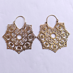 Pendientes de Aro con Filigrana de Mandala Dorada Hechos a Mano, Grandes, Intrincados, Estilo Boho Étnico - Product Image 1