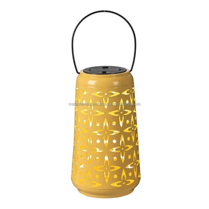 Lanterne en métal jaune avec motif découpé, porte-bougie décoratif portable pour extérieur, pour la décoration de la maison - Product Image 1