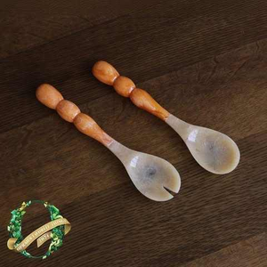 Cucharas de resina para servir y comer, hechas a mano con grabados decorativos en espiral y mangos pulidos de hueso y nácar. - Product Image 5