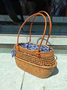 Sac fourre-tout tissé en paille, best-seller indonésien, avec poignées en cuir, doublure en polyester bleu, style vintage, broderie, couleur unie, été - Product Image 3