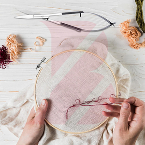 Fabriqué au Pakistan, ciseaux à cuticules en acier inoxydable extra-affûtés de 11 cm, manche confortable, contrôle personnalisable, différentes couleurs. - Product Image 6