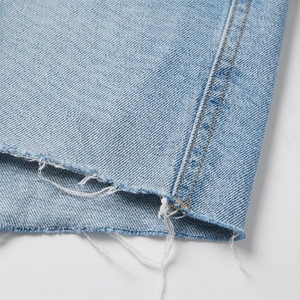 Shorts en jean coupe droite pour femme avec effet vieilli, ourlet brut, respirant, design tendance, couleur personnalisable, service OEM sur mesure - Product Image 6