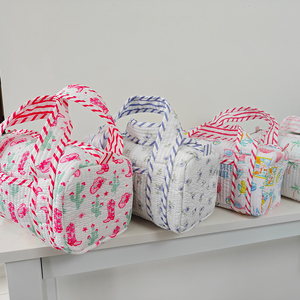 Sac de voyage mini personnalisé en gros, cadeau pour elle, sac fourre-tout matelassé, sac à main mini matelassé doux et léger - Product Image 4