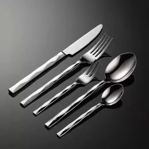 Juego de Cubiertos de Acero Inoxidable Contemporáneo para la Mesa: Cuchara, Tenedor y Cuchillo para la Presentación Diaria - Product Image 4