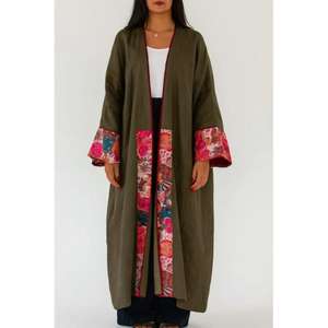 Abaya ouverte vert olive faite à la main, de haute qualité, au design unique et audacieux, en tissu fluide et doux pour femmes. - Product Image 1