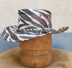 Chapeau Western en Cuir Imprimé Zèbre Noir et Blanc Style Cowboy avec Bande Tressée Concho et Large Bord – Accessoire de Mode Rodeo - Product Image 2