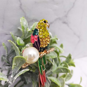 Broche élégante en émail en forme de perroquet avec strass colorés et fausses perles brillantes - Product Image 3