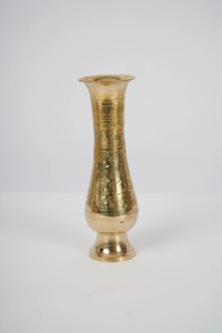 Vase en laiton oriental avec gravure florale et bord évasé pour usage décoratif - Product Image 6