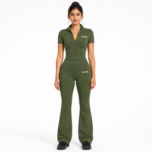 Ensemble de yoga imprimé personnalisé pour femme avec logo, haut court zippé à manches courtes et leggings évasés, ensemble de survêtement respirant 2 pièces pour la gym - Product Image 4
