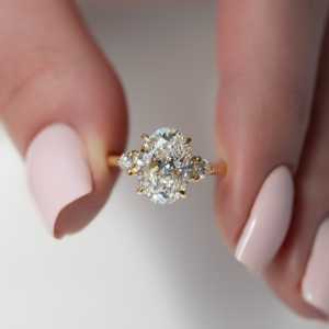 Anillo de compromiso de oro macizo de 14k con diamante cultivado en laboratorio certificado por IGI para mujer, engaste de puntas, corte ovalado y redondo, anillo de tres piedras. - Product Image 1