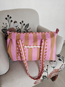 Bolsa de Viaje Informal Ligera de Algodón Acolchado a Cuadros Marrones con Cierre de Cremallera y Correas Ajustables - Product Image 1