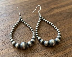 Boucles d'oreilles pendantes en perles de style Navajo grises, légères, en alliage, perles en forme de goutte d'eau, style vintage bohème western pour femmes, vente en gros - Product Image 6
