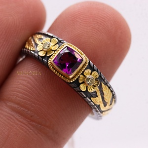 Bague en argent sterling 925 massif plaqué or jaune 18 carats avec grenat rhodolite naturel taille coussin et sertissage floral, collection Memoria Jewels - Product Image 2