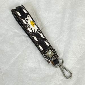 Nouvelle sangle porte-clés artisanale en cuir de vachette véritable avec concho et motif floral tournesol, pince à clés de style western, cadeau - Product Image 4