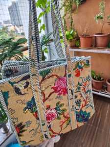 กระเป๋าโท้ทผ้าฝ้ายลายควิลท์รักษ์โลกขนาดใหญ่ สายสะพายไหล่สำหรับผู้หญิง สไตล์วินเทจ ทำมือ ลายพิมพ์ดอกไม้ป่า - Product Image 1
