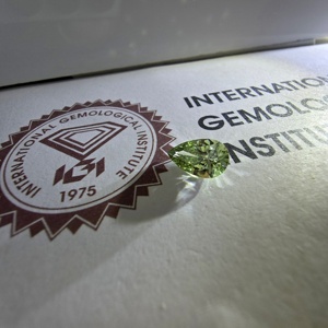 เพชรทรงลูกแพร์เจียระไนแบบบริลเลียนท์สีเขียวสดใส น้ำหนัก 1.5 กะรัต ระดับความสะอาด VS2 เพชรเพาะเลี้ยงในห้องปฏิบัติการ ได้รับการรับรองจาก IGI เพชรเม็ดเดี่ยวสำหรับทำเครื่องประดับ - Product Image 2