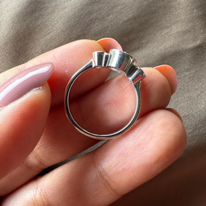 Bague de fiançailles ovale sertie clos de diamants de laboratoire de 2,00 carats, centre de 1,50 carat, bague à 3 pierres en or massif 9K ou 14K, bague de mariage - Product Image 6