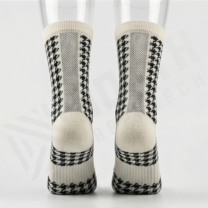 Chaussettes mi-mollet à motif pied-de-poule noir et blanc en coton, polyester et élasthanne, respirantes, pour usage quotidien décontracté, pour adulte, printemps - Product Image 2