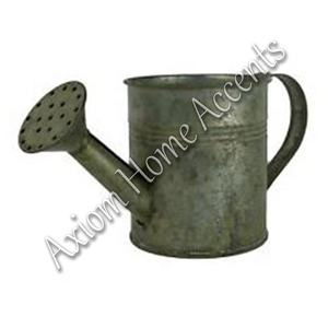 Arrosoir élégant et moderne en métal et acier fabriqué à la main par Axiom Home Accents avec finition galvanisée pour plantes d'intérieur et d'extérieur - Product Image 1