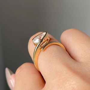 แหวนเพชรทรงหยดน้ำ 1.5 กะรัต สี D ความสะอาด VVS1 ทองคำขาว 18K เพชรเลี้ยงในห้องปฏิบัติการ ทรงลูกแพร์ ดีไซน์วงเปิด แหวนหมั้นแบบโซลิแทร์ ดีไซน์หรูหรา - Product Image 5