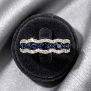 Bague large unisexe en or blanc 18 carats avec saphir et diamants sertis griffe, style vintage, cadeau idéal pour anniversaire, fête ou mariage - Product Image 1