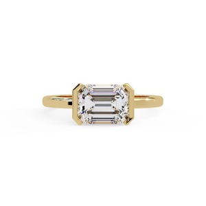 Anillo de compromiso de lujo con diamante cultivado en laboratorio de corte esmeralda de 2.00 CT, engaste medio bisel orientado de este a oeste, en oro amarillo de 14K, para bodas y fiestas - Product Image 2