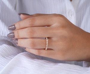 แหวนแต่งงานแบบมินิมอลลิสต์ประดับเพชรโมอิสซาไนต์ทรงกลม 14K ทองคำแท้ ดีไซน์บางเฉียบ ประดับเพชรแบบไมโครพาเว่ สำหรับผู้หญิง เหมาะสำหรับเป็นของขวัญวันครบรอบ - Product Image 2