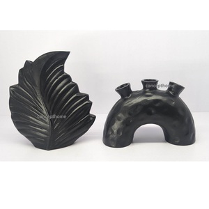 Vase à fleurs moderne en aluminium moulé à la main, embossé, design élégant, finition polie, décoration d'intérieur - Product Image 6