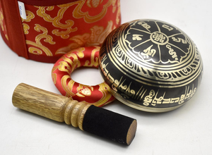 Bol chantant tibétain noir et or avec marteau en bois et coussin brodé rouge, bol sonore artisanal pour la méditation et le yoga - Product Image 3