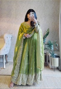 ชุดเดรส Anarkali ผ้าไหมสำหรับงานปาร์ตี้สำหรับผู้หญิง พร้อมผ้าคลุมไหล่และกางเกง Plazzo ปักลายเลื่อม ยาวคลุมเท้า ไม่ยับ ใส่ได้สองด้าน - Product Image 3