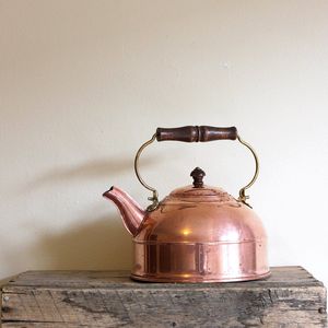 Bouilloire à thé en cuivre AntiqueLook, aspect vintage, ustensile de cuisine en métal, parfait pour les intérieurs de cuisine à thème rustique. - Product Image 5