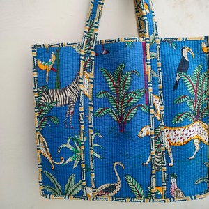 Sac fourre-tout matelassé en coton fait main pour femme, avec fermeture éclair, motif imprimé indigo bleu, thème jungle safari, sac à bandoulière écologique - Product Image 6