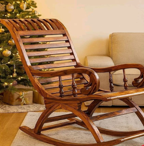 Fauteuil à bascule en bois courbé avec des sculptures en spirale complexes et un coussin rembourré. Disponible à prix de gros. - Product Image 2