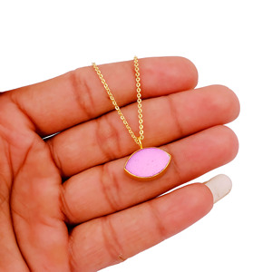 Colgante de latón hecho a mano con drusa de azúcar rosa, cadena de eslabones chapada en oro de 18 quilates, joyería de piedra natural, regalo minimalista de lujo para mujer - Product Image 3