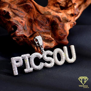 Collar con Colgante de Letra Personalizada con Incrustaciones de Moissanita, Diseño de Iniciales Superpuestos en Tono Dorado, Cubierta de Piedras Brillantes - Product Image 3