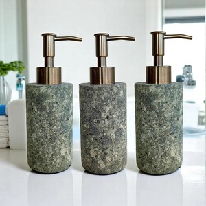 Dispensador de jabón de mármol estilo vintage para baño, dispensador de champú o acondicionador hecho a mano en India. - Product Image 4