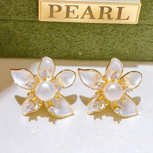 ต่างหูมุกน้ำจืดธรรมชาติ 4-5 มม. ดีไซน์ดอกคามิลเลียสุดหรู สไตล์ฝรั่งเศส ประดับมุกอย่างสง่างาม - Product Image 3