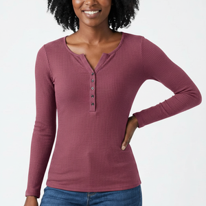Haut côtelé ajusté pour femme à manches longues, col en V boutonné, coupe slim, logo personnalisé, fournisseur OEM en gros - Product Image 1