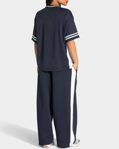 เสื้อฟุตบอลผู้หญิงคอวีกลางคืนแบบขายส่ง OEM พร้อมโลโก้สั่งทำ แขนเสื้อตัดต่อแถบสี น้ำหนักเบา ระบายอากาศได้ดี เสื้อยืดผู้หญิง - Product Image 4