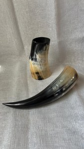 Coupe et support viking en corne de buffle sculptée vintage : Ensemble de vaisselle médiévale - Product Image 4