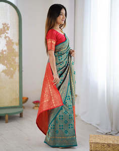 Sari Tradicional de Seda para Mujer, Marca AARA, con Bordado Zari en Verde Azulado y Rojo, Protección Solar, para Bodas, Estilo India/Pakistán - Product Image 2