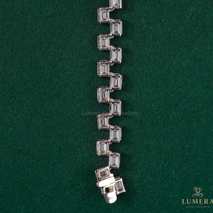 Sofisticada Pulsera de Diamantes Cultivados en Laboratorio con Corte Esmeralda, con Engaste de Cesta Abierta y Estructura de Eslabones en Zigzag - Product Image 4