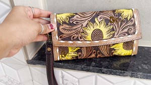 Nuevo Bolso de Mano con Grabado Artesanal, Elegante Bolso de Cuero con Diseño de Girasol, Bolso de Cuero Occidental Multiusos - Product Image 6