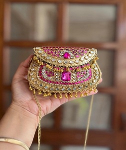 Mini pochette en laiton Kundan plaqué or, faite à la main, forme personnalisée, mode soirée, avec diamants, fermeture à boucle, F S International - Product Image 6