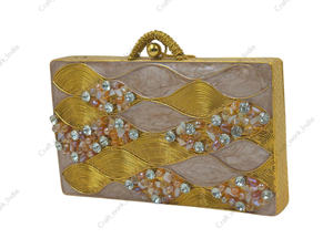 Bolso de mano indio artesanal de latón con incrustaciones de nácar y detalles de cristal, bolso de fiesta de lujo. - Product Image 2