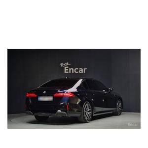 BMW Série 5 520i M Sport 2023 avec boîte de vitesses automatique, sièges en cuir, caméra de recul, seulement 5 760 km parcourus - Product Image 2